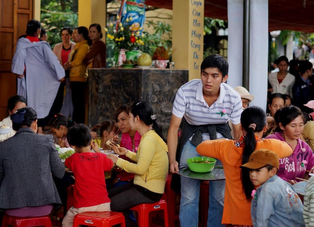 Sinh viên Cao đẳng thực hành FPT Mạng cá cược bóng đá
 Hồ Chí Minh tham gia làm công quả tại chùa