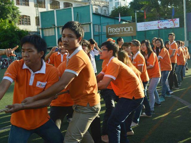 Sinh viên Cao đẳng thực hành FPT M?ng c c??c bng ?
 H?Chí Minh thi kéo co trong Elympic 2012.