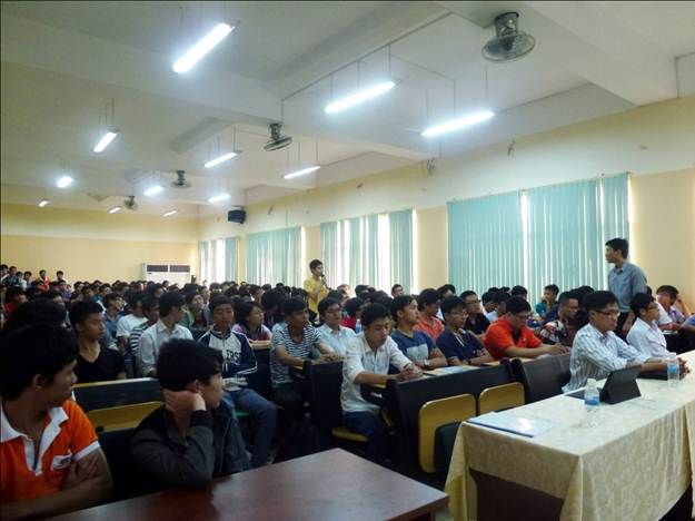 Hội trường chật cứng sinh viên Cao đẳng thực hành FPT Polytechnic tham dự.