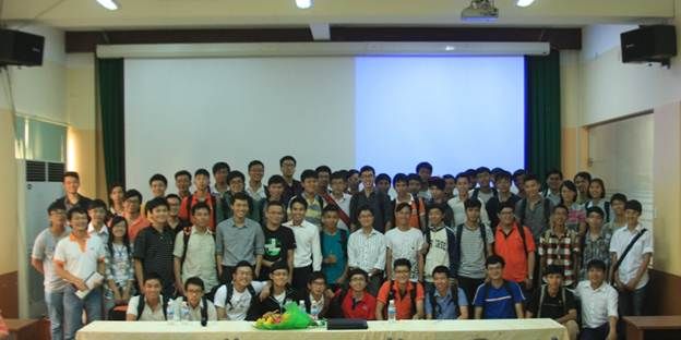 Sinh viên Cao đẳng thực hành FPT Polytechnic Hồ Chí Minh tham chụp hình lưu niệm sau hội thảo.
