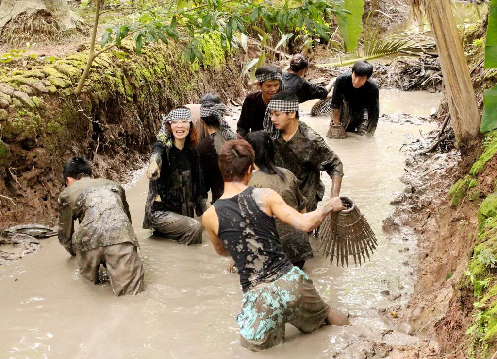 Sinh viên Cao đẳng thực hành FPT Mạng cá cược bóng đá
 Hồ Chí Minh bắt cá tài tình trong trang phục bà ba truyền thống miền Tây.