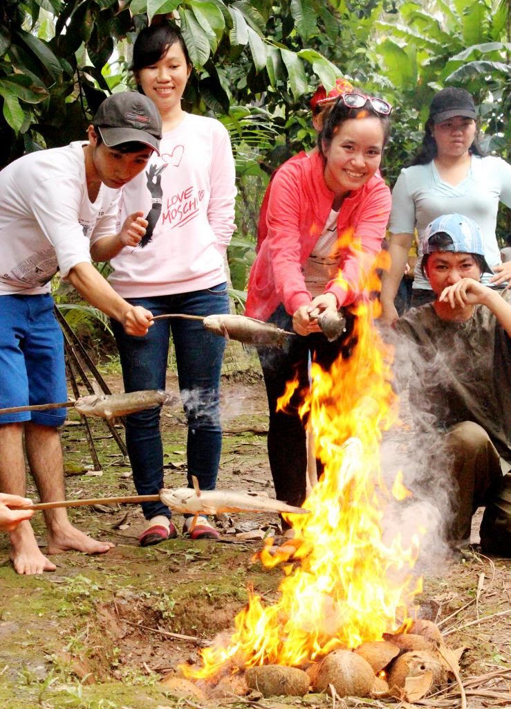 Sinh viên Cao đẳng thực hành FPT Mạng cá cược bóng đá
 tự mình nướng cá cho buổi trưa.