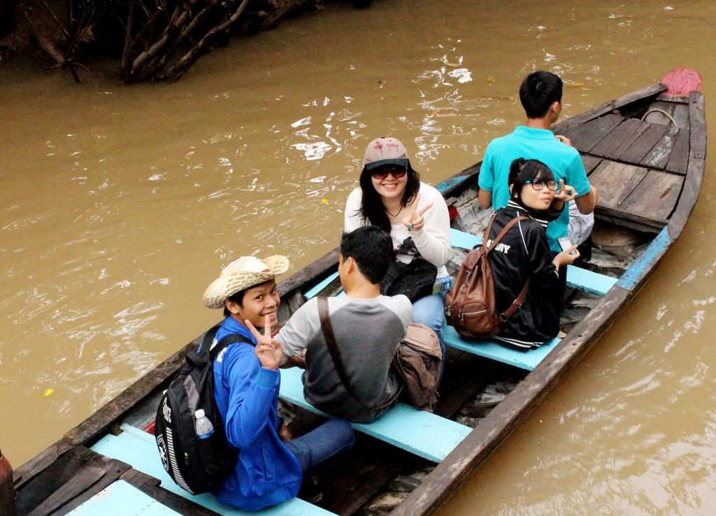 Sinh viên Cao đẳng thực hành FPT Mạng cá cược bóng đá
 Hồ Chí Minh trên các chiếc xuồng len vào rạch.