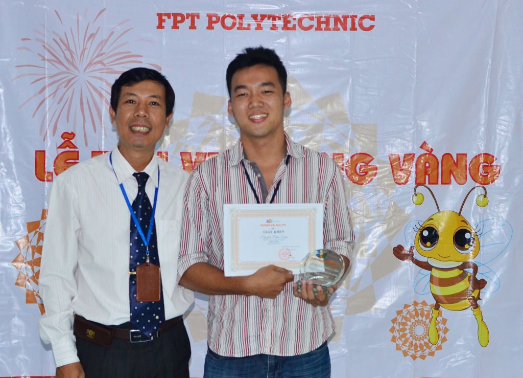 Sinh viên Nguyễn Trần Luận nhận giải Ong vàng