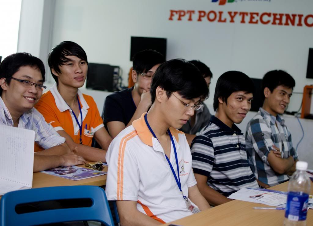 Sinh viên FPT Polytechnic Hồ Chí Minh lắng nghe chia sẻ từ đại diện LogiGear