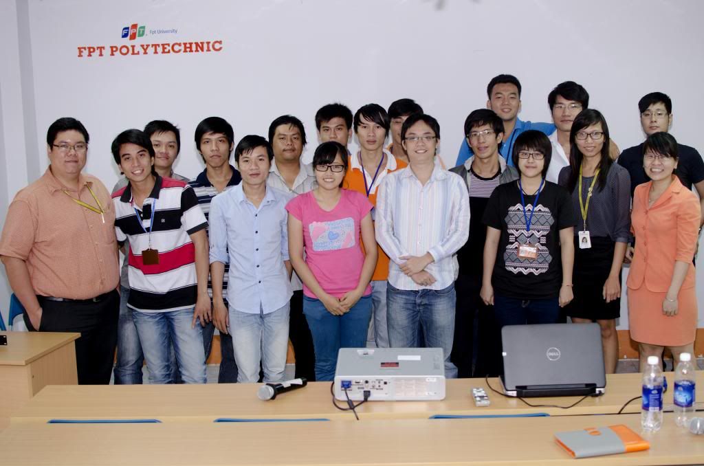 Sinh viên Cao đẳng thực hành FPT Polytechnic Hồ Chí Minh chụp ảnh cùng đại diện LogiGear