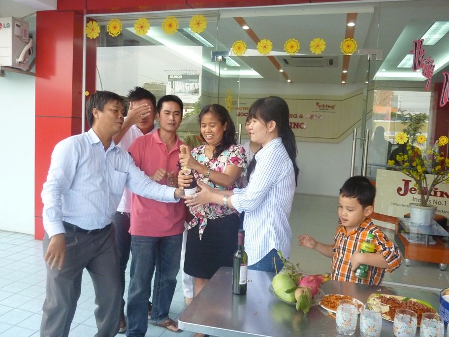 Cùng nhau khai rượu đầu xuân tại FPT Polytechnic Hồ Chí Minh