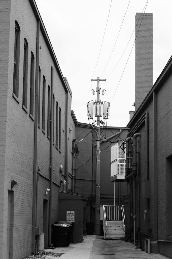 IMAGE: http://i1071.photobucket.com/albums/u520/7D_Sniper/USA%20Nifty%20Fifty/AlleyWayBW.jpg